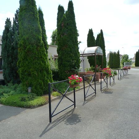 Hostellerie Du Chateau Saint-Pere-sur-Loire Exterior photo